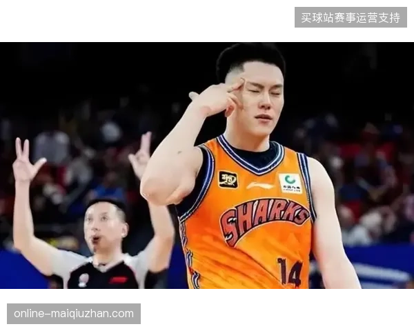 上海队前锋李弘权凭借在常规赛冠军球队中的稳定发挥,首次入选国内球员最佳阵容一阵 上海队前锋李弘权凭借在常规赛冠军球队中的稳定发挥,首次入选国内球员最佳阵容一阵